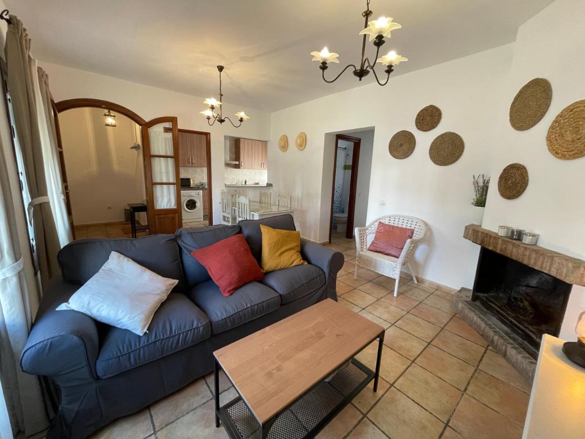 Agradable Con Chimenea En Interior * Higuera De La Sierra (Huelva)